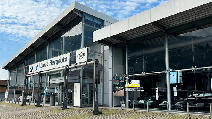 Vediamo l'esterno di una concessionaria Lario Bergauto